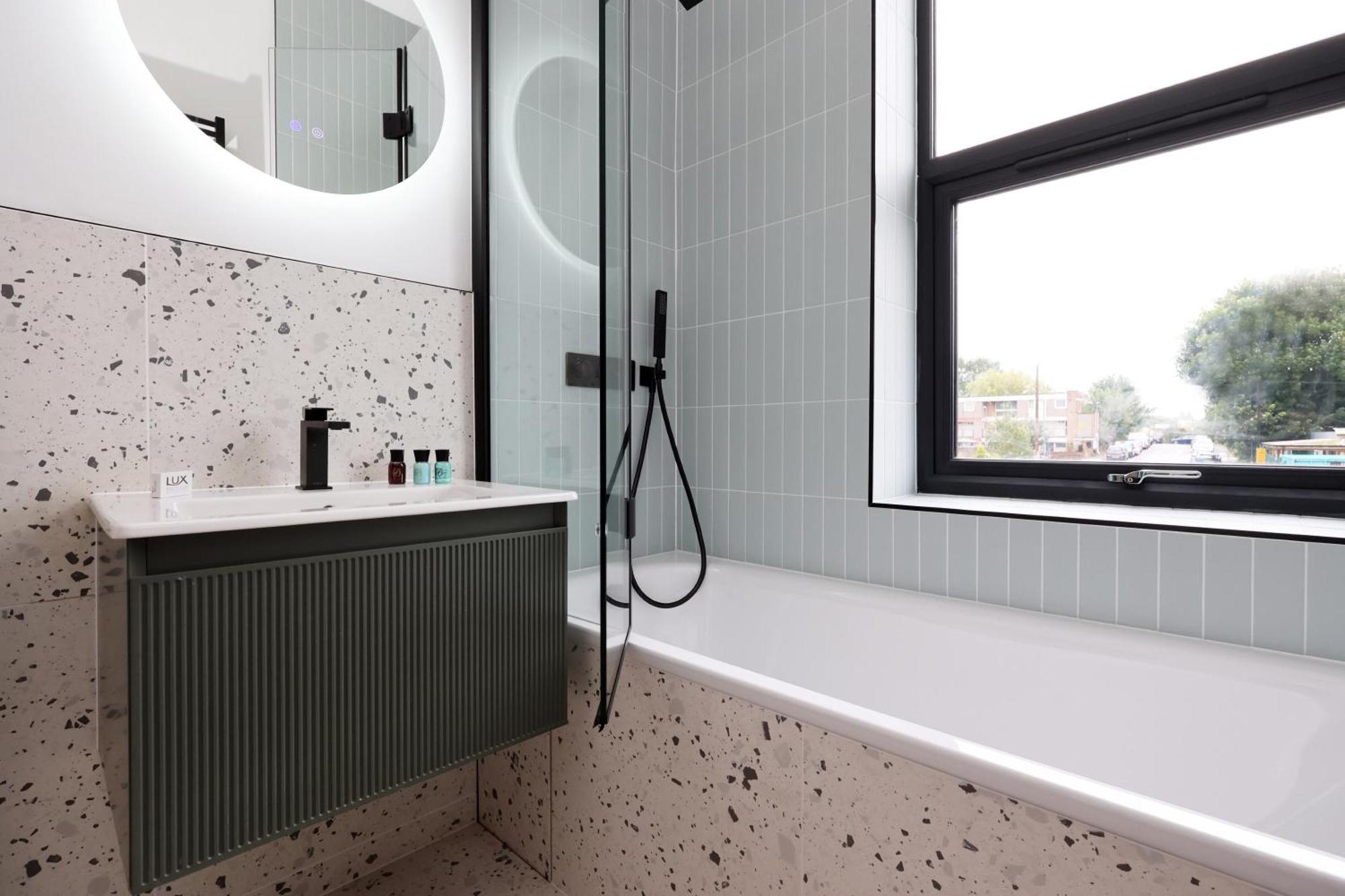 7min - Sleeps 7 - Free Parking Apartamento *